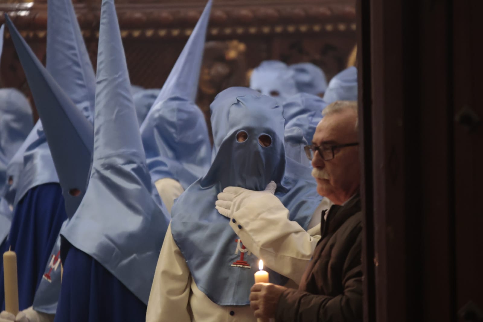 El silencio envuelve la procesión del Cristo de los Doctrinos y la Virgen de la Amargura