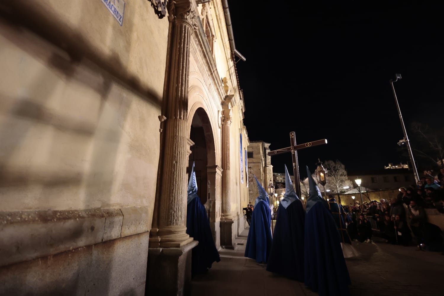 El silencio envuelve la procesión del Cristo de los Doctrinos y la Virgen de la Amargura