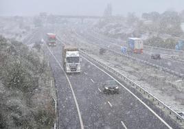 Nieve en la autovía A-66 entre Guijuelo y Béjar este martes 26 de marzo.