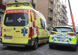 Foto de Archivo de una ambulancia y un coche de policía en Salamanca