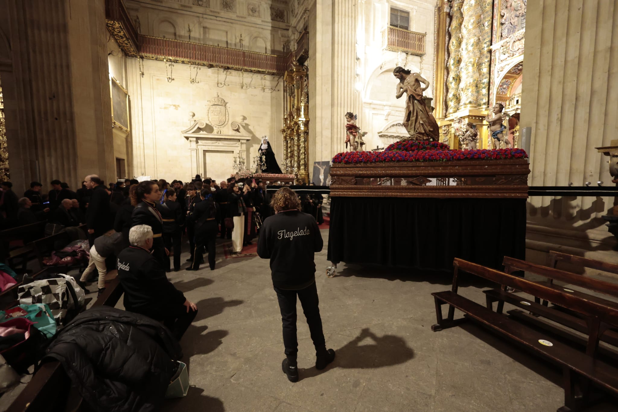 La Hermandad de Jesús Flagelado celebra un Vía Crucis en el interior de la Clerecía