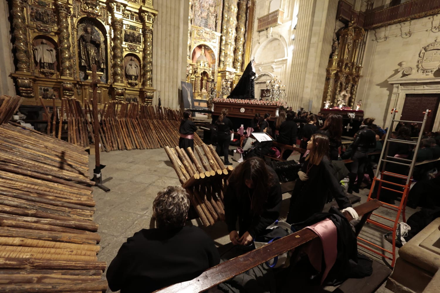 La Hermandad de Jesús Flagelado celebra un Vía Crucis en el interior de la Clerecía