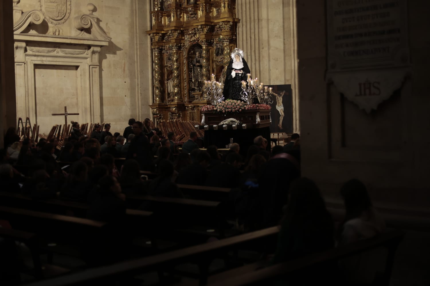 La Hermandad de Jesús Flagelado celebra un Vía Crucis en el interior de la Clerecía