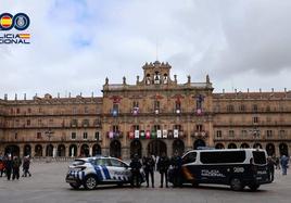 Los cuatro agentes posan en la Plaza Mayor de Salamanca.