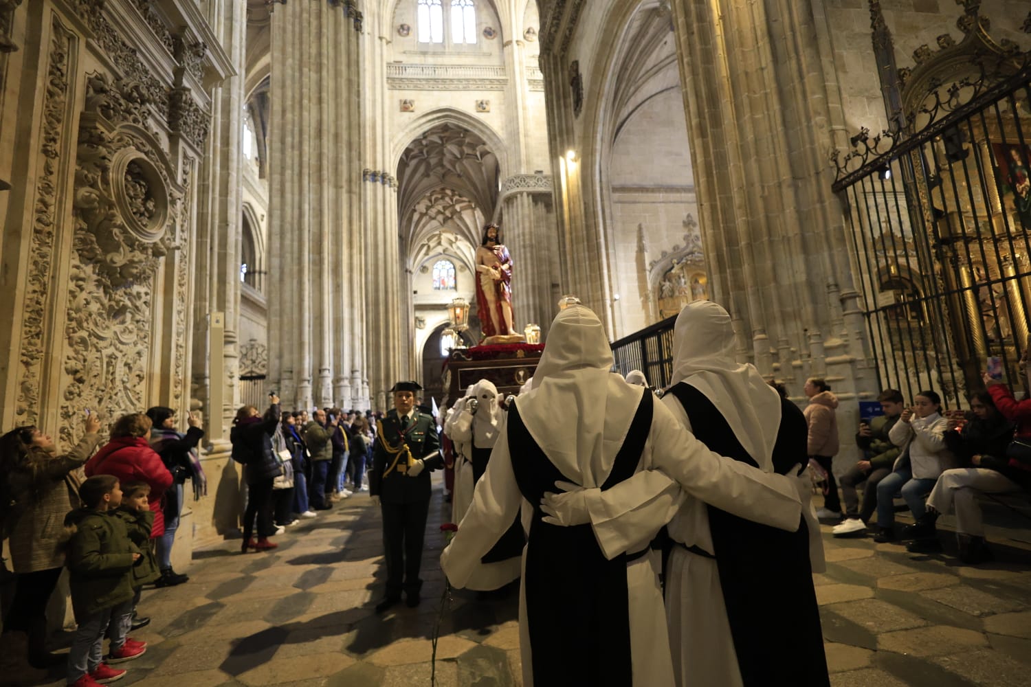 Jesús del Vía Crucis tampoco logra salir de la Catedral