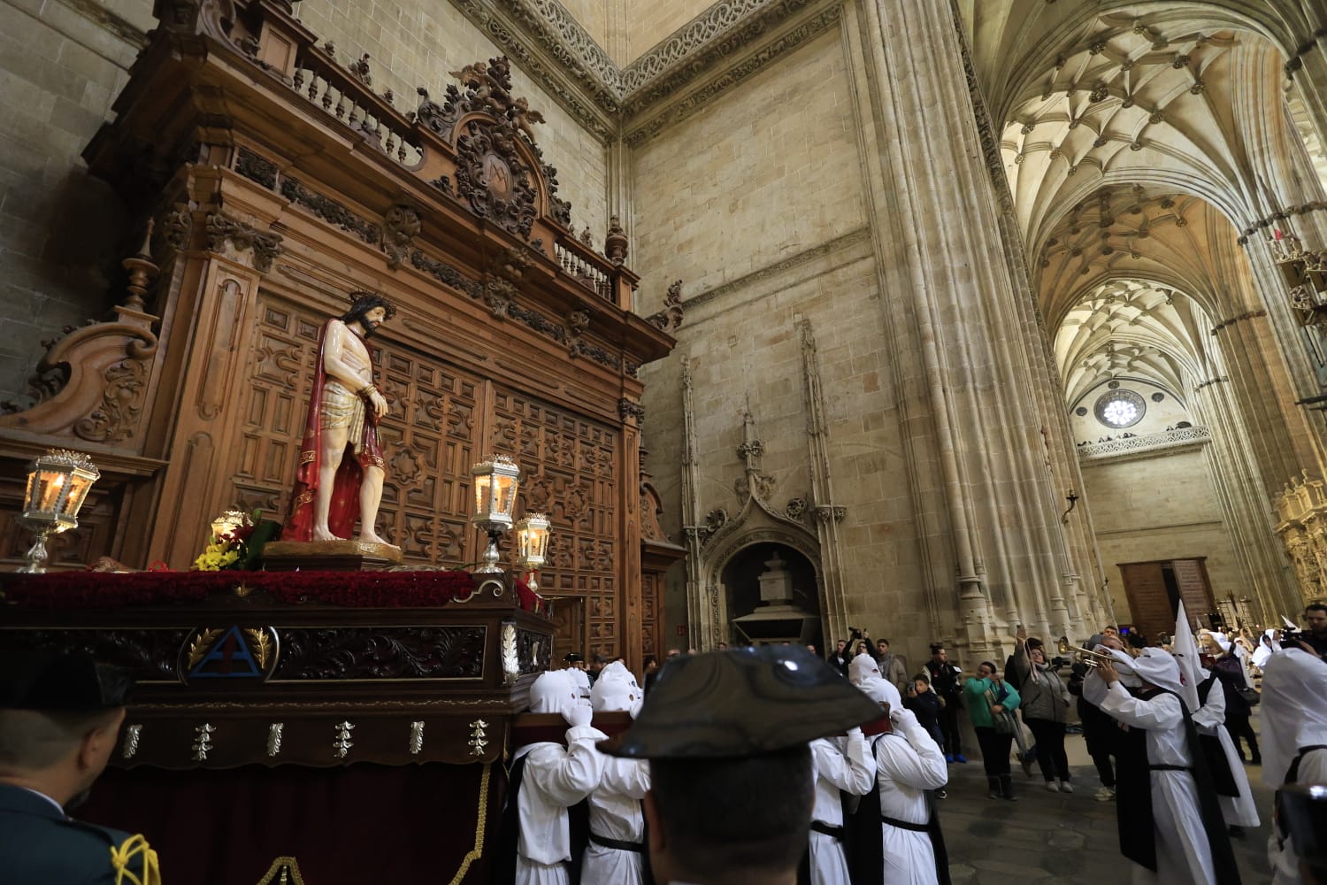 Jesús del Vía Crucis tampoco logra salir de la Catedral