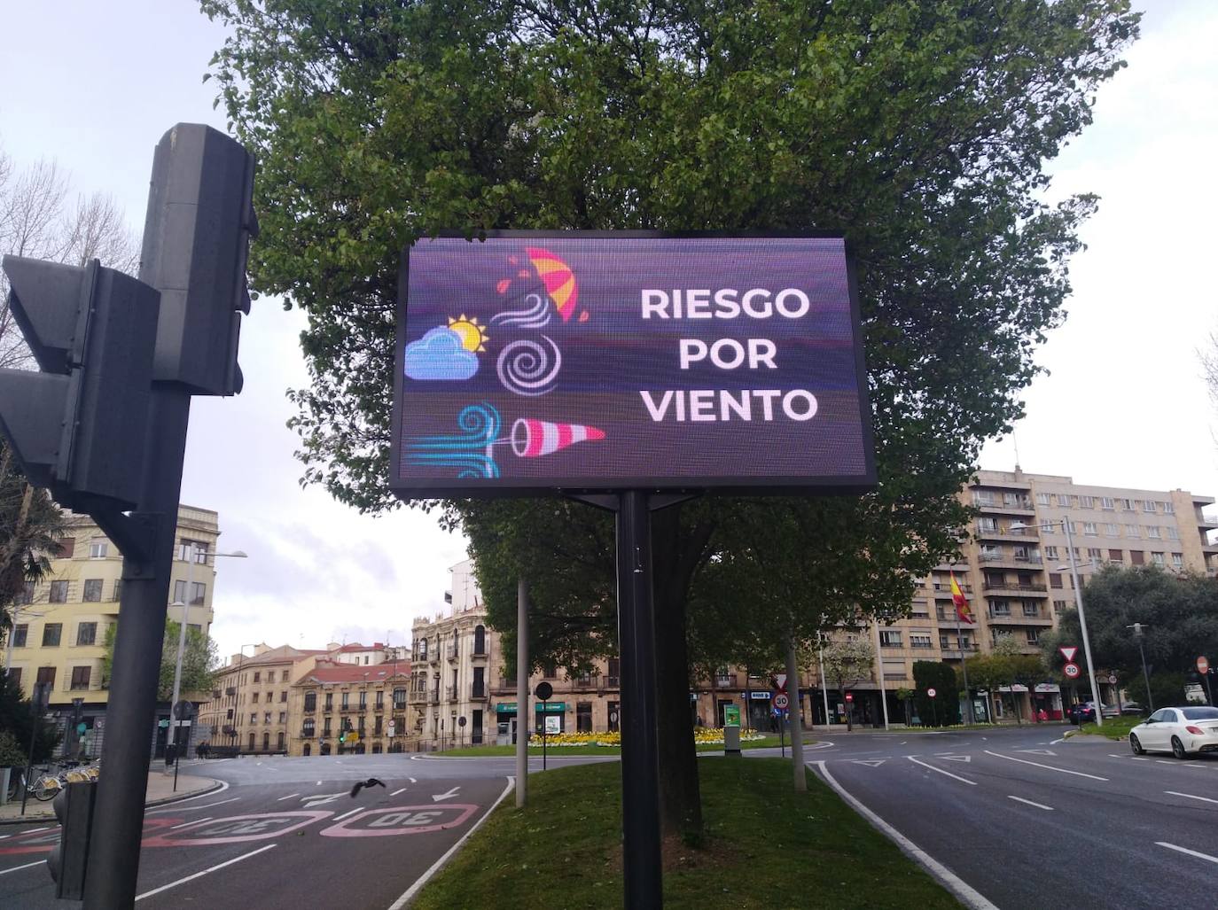 Cartel de alerta por el viento