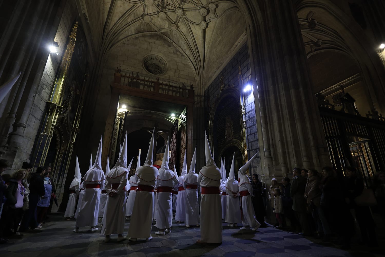 El Cristo Yacente consigue procesionar aunque a medio gas por el temporal