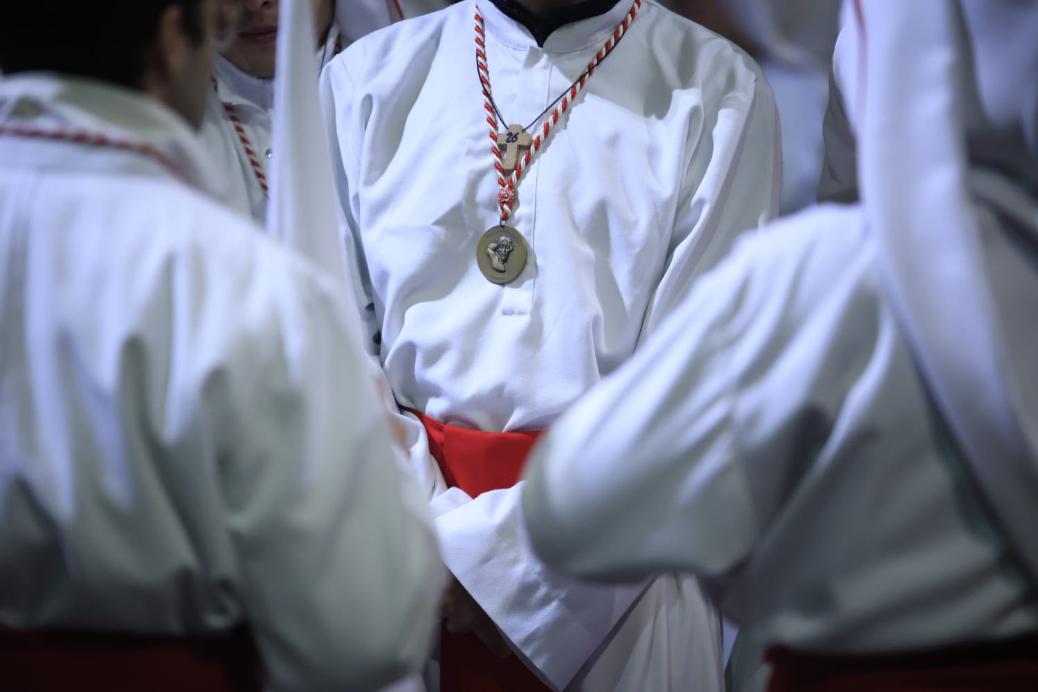 El Cristo Yacente consigue procesionar aunque a medio gas por el temporal