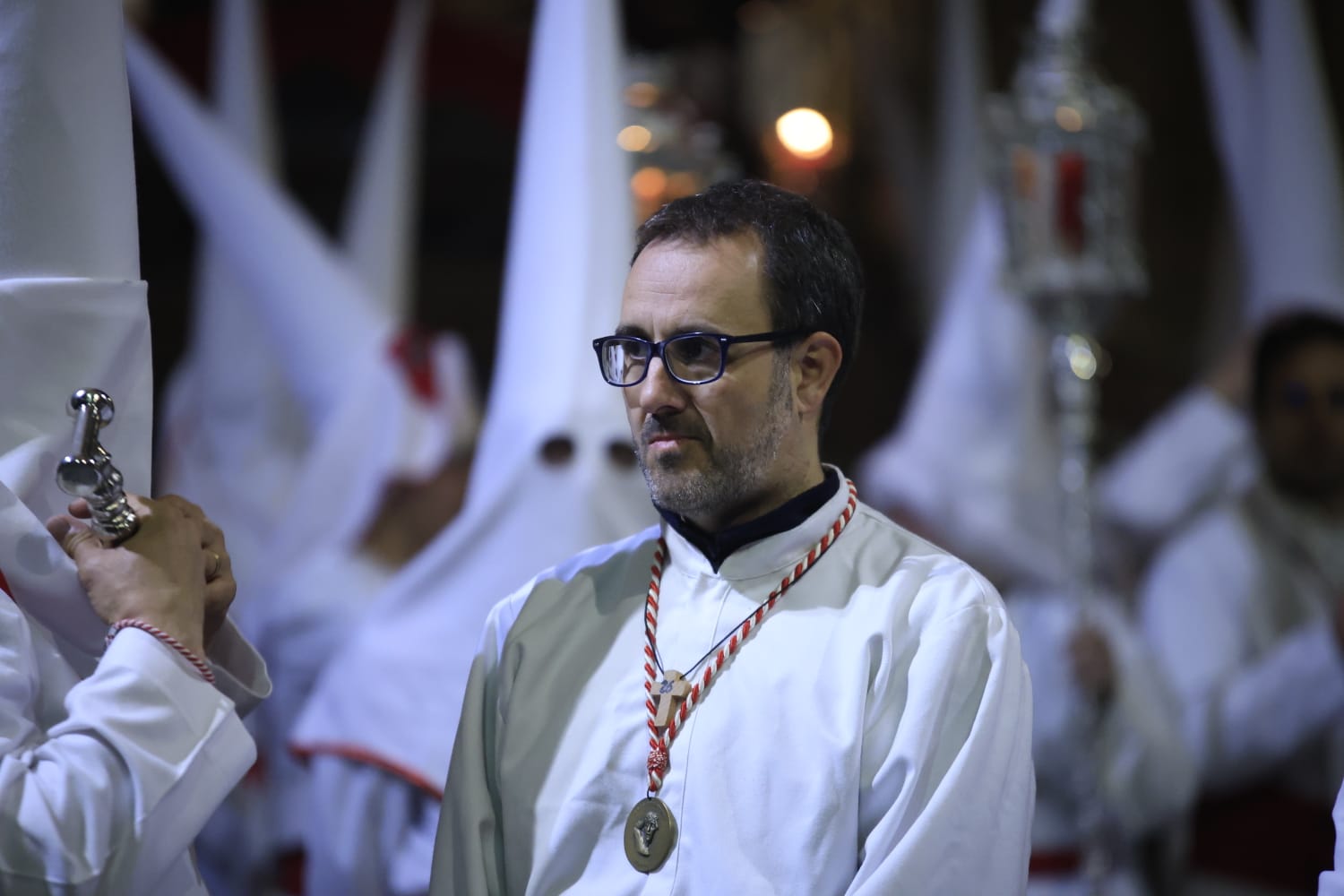 El Cristo Yacente consigue procesionar aunque a medio gas por el temporal