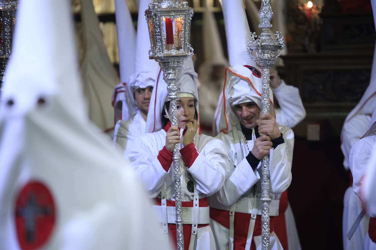 El Cristo Yacente consigue procesionar aunque a medio gas por el temporal