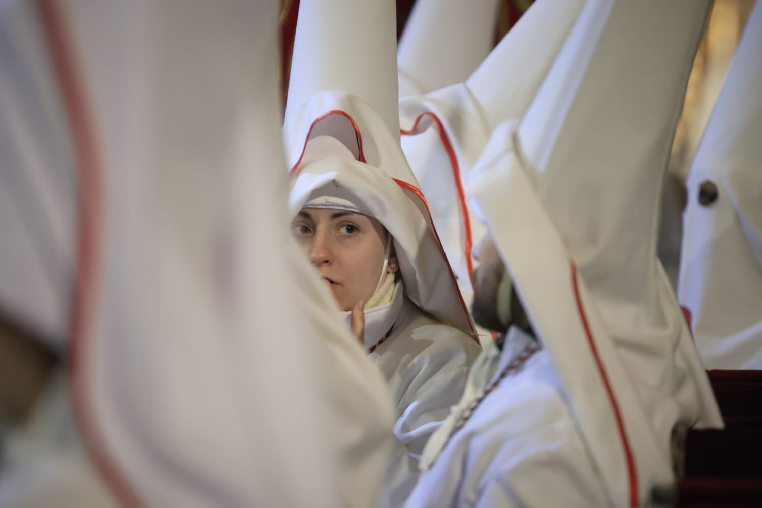 El Cristo Yacente consigue procesionar aunque a medio gas por el temporal