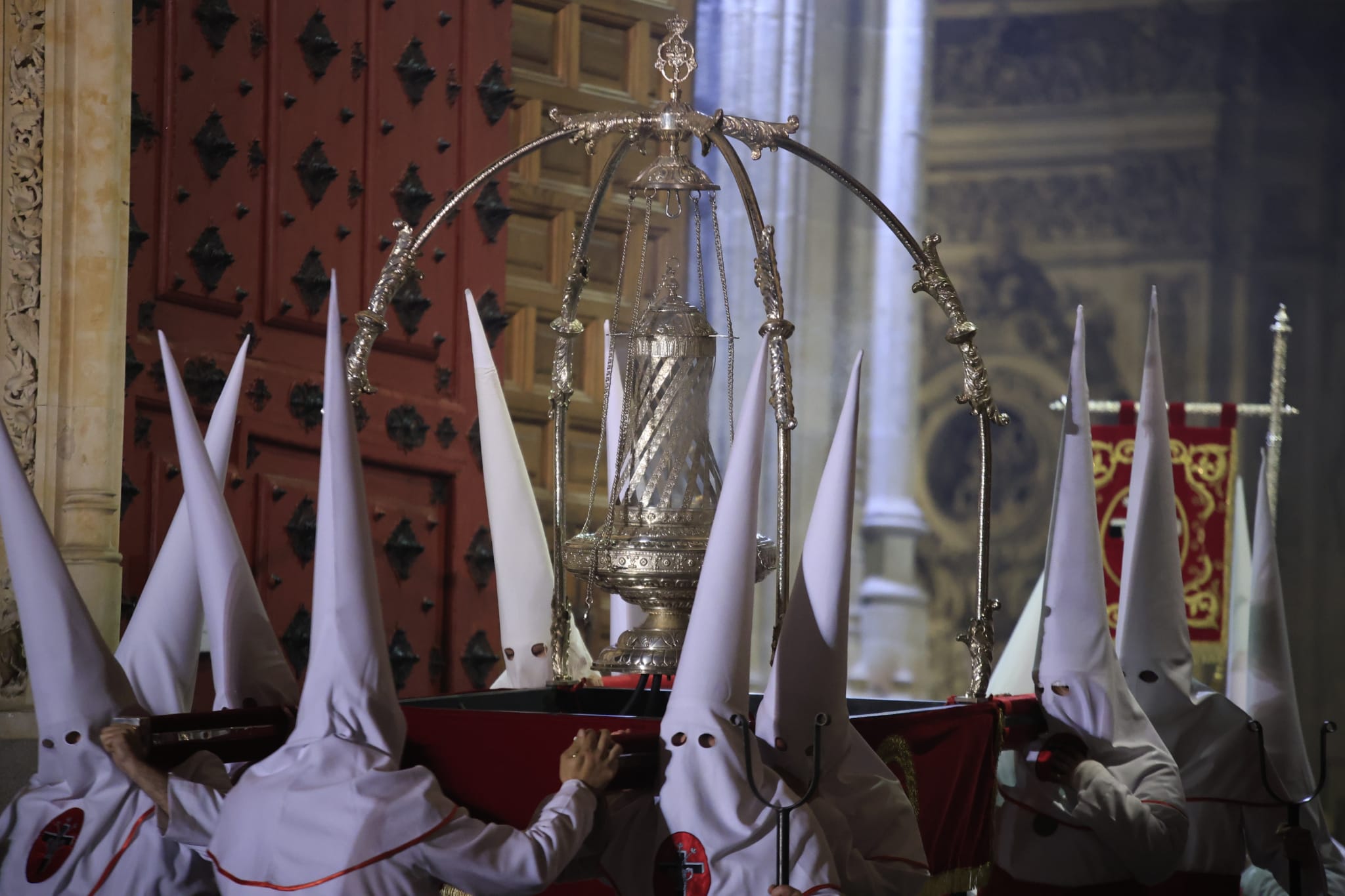 El Cristo Yacente consigue procesionar aunque a medio gas por el temporal