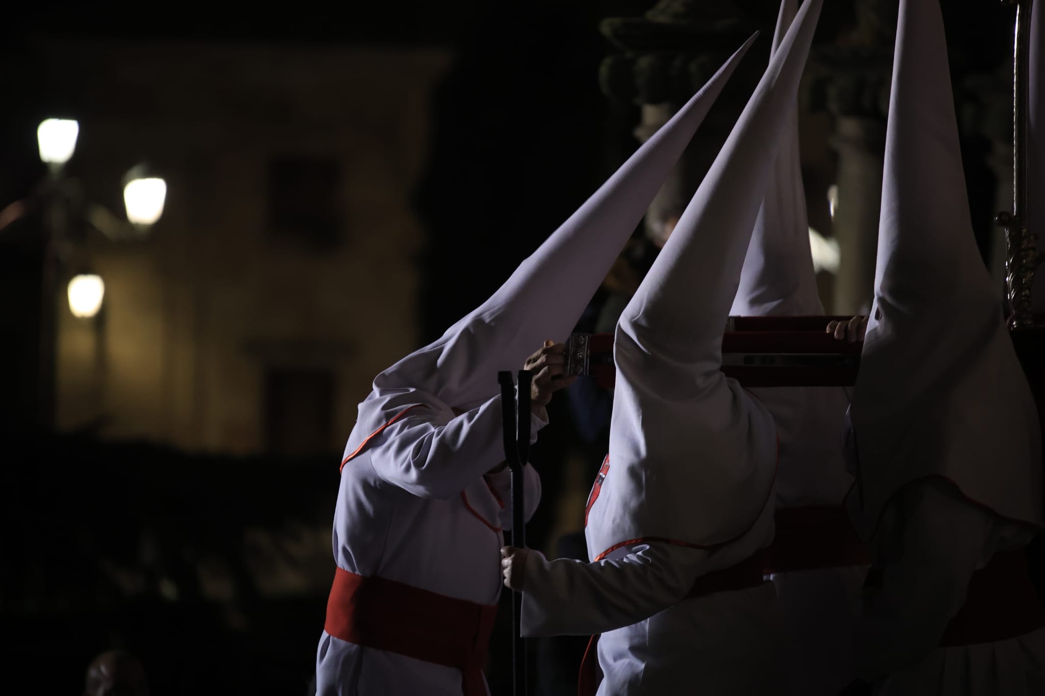 El Cristo Yacente consigue procesionar aunque a medio gas por el temporal