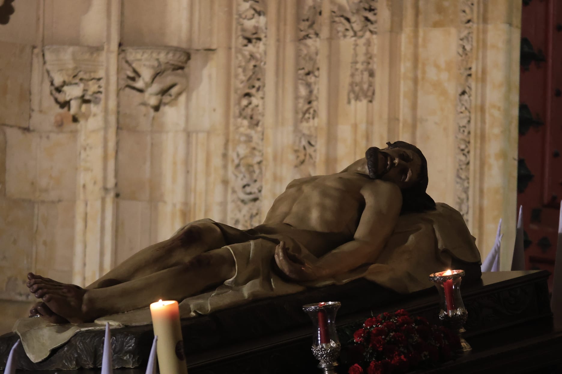 El Cristo Yacente consigue procesionar aunque a medio gas por el temporal