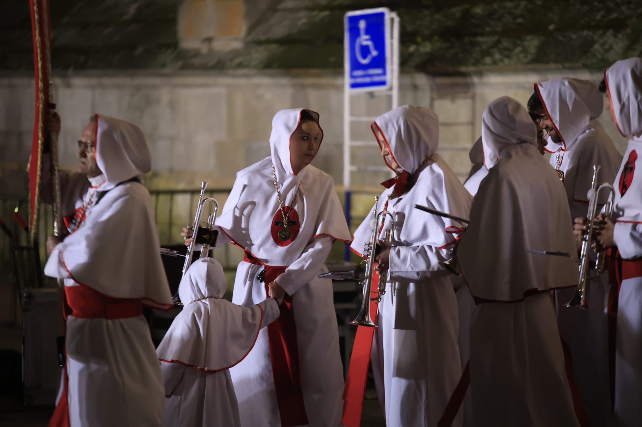 El Cristo Yacente consigue procesionar aunque a medio gas por el temporal