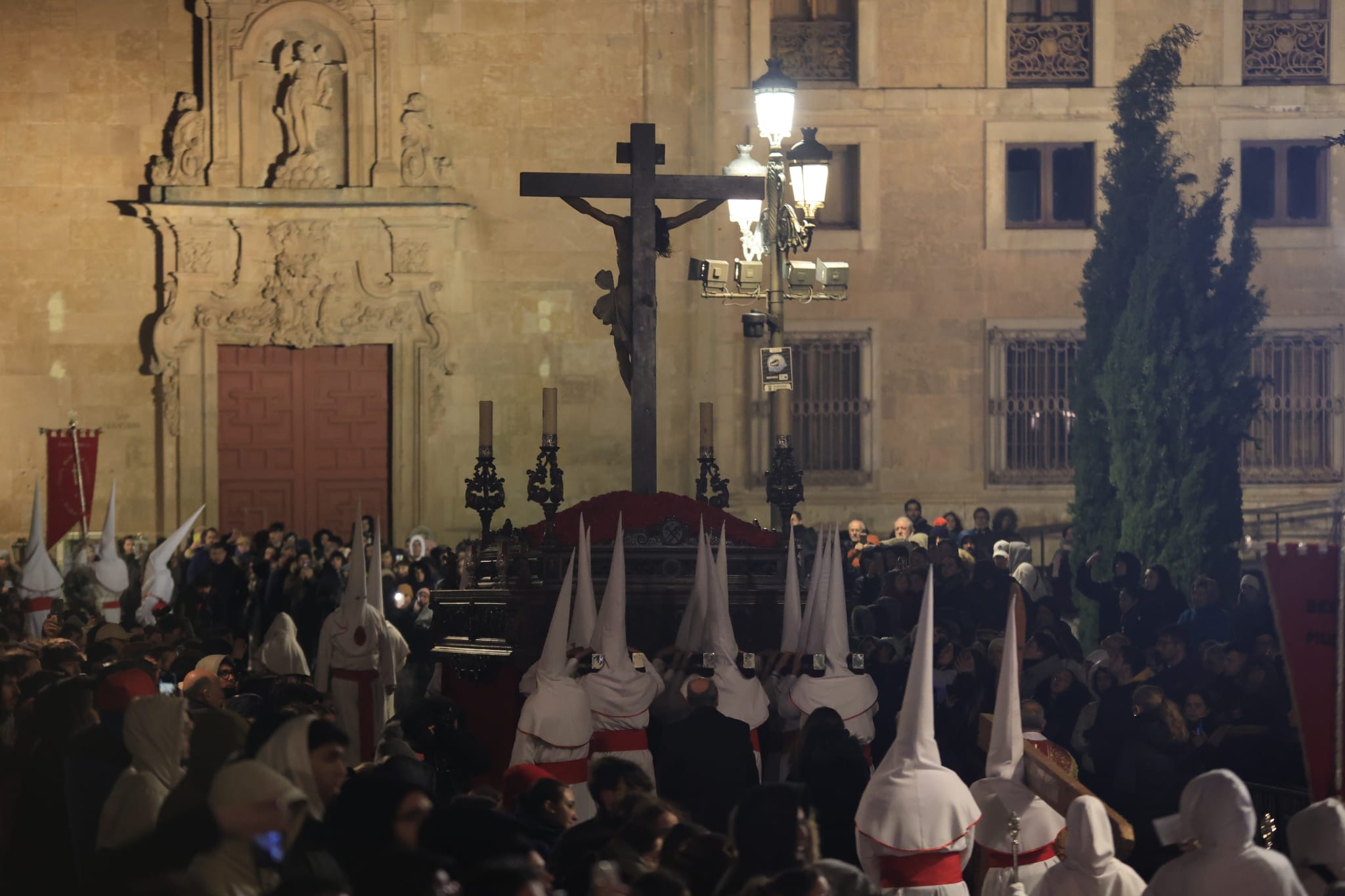 El Cristo Yacente consigue procesionar aunque a medio gas por el temporal