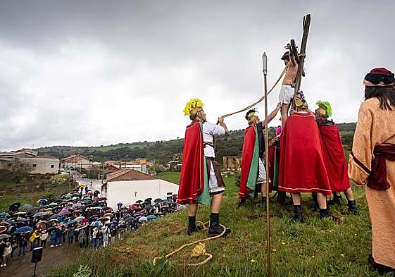 Representación de la crucifixión de Jesús de Nazaret en Serradilla del Arroyo.