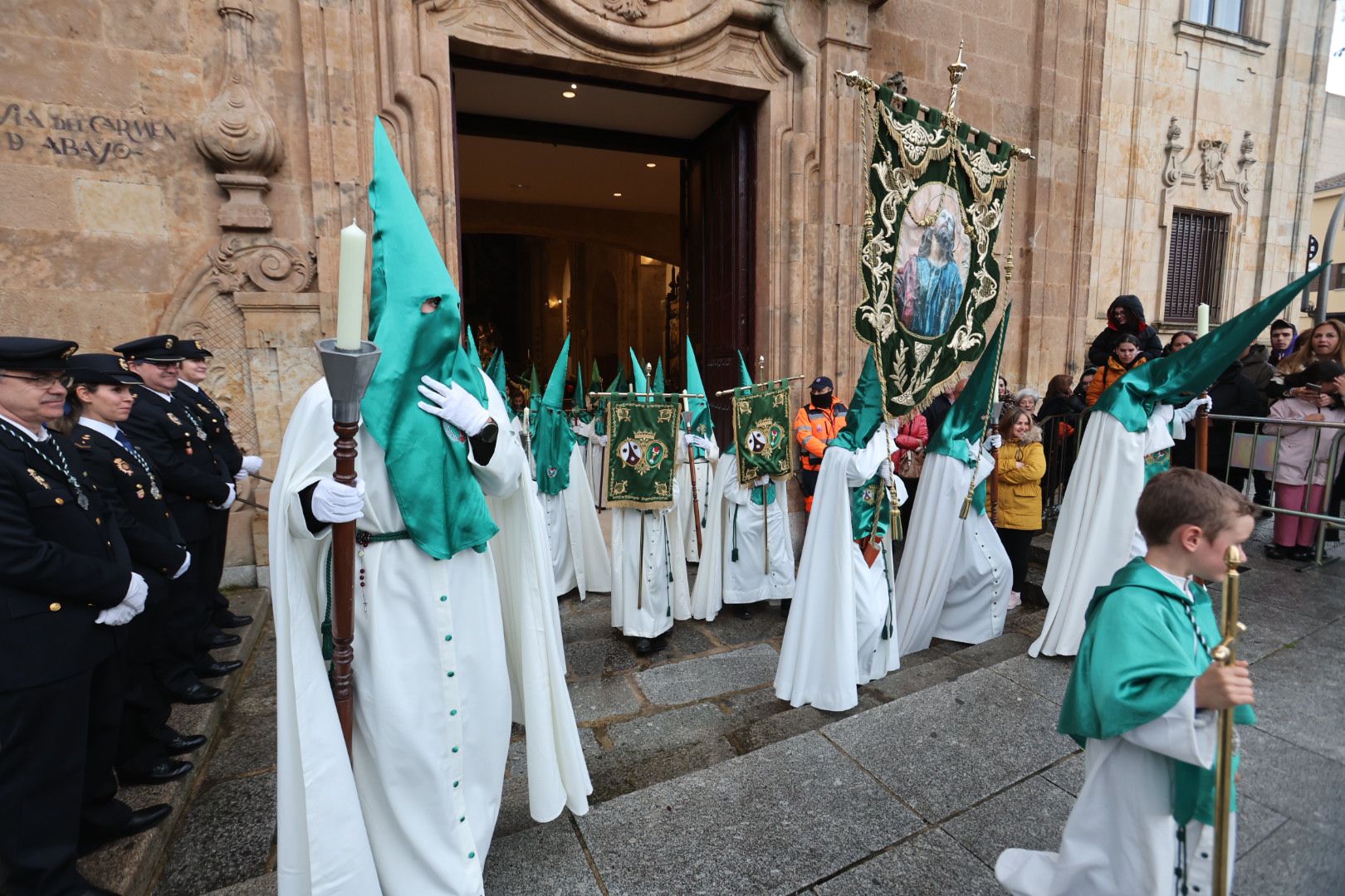 El mal tiempo no dificulta la salida de La Oración de Jesús