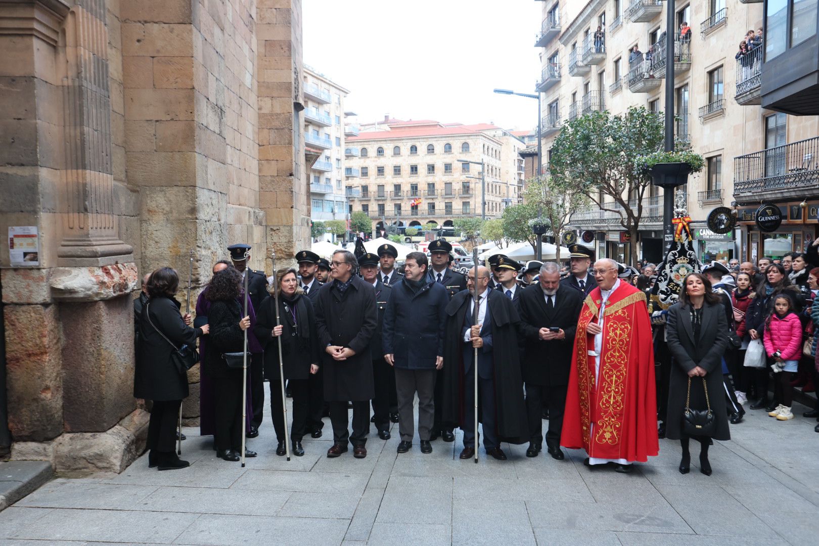 La lluvia impide a Jesús Nazareno procesionar más de 30 metros en Salamanca