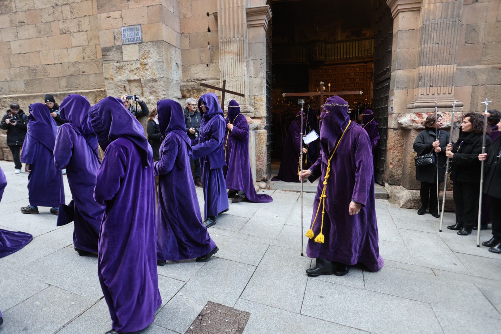 La lluvia impide a Jesús Nazareno procesionar más de 30 metros en Salamanca