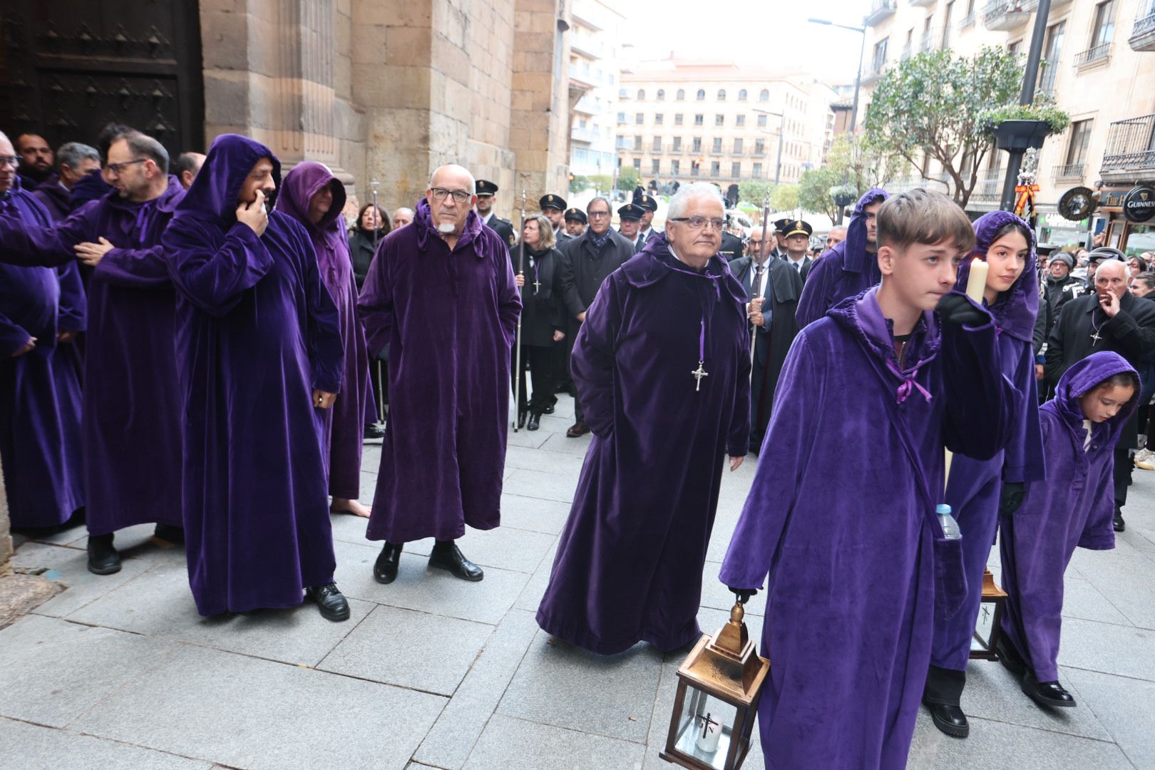 La lluvia impide a Jesús Nazareno procesionar más de 30 metros en Salamanca