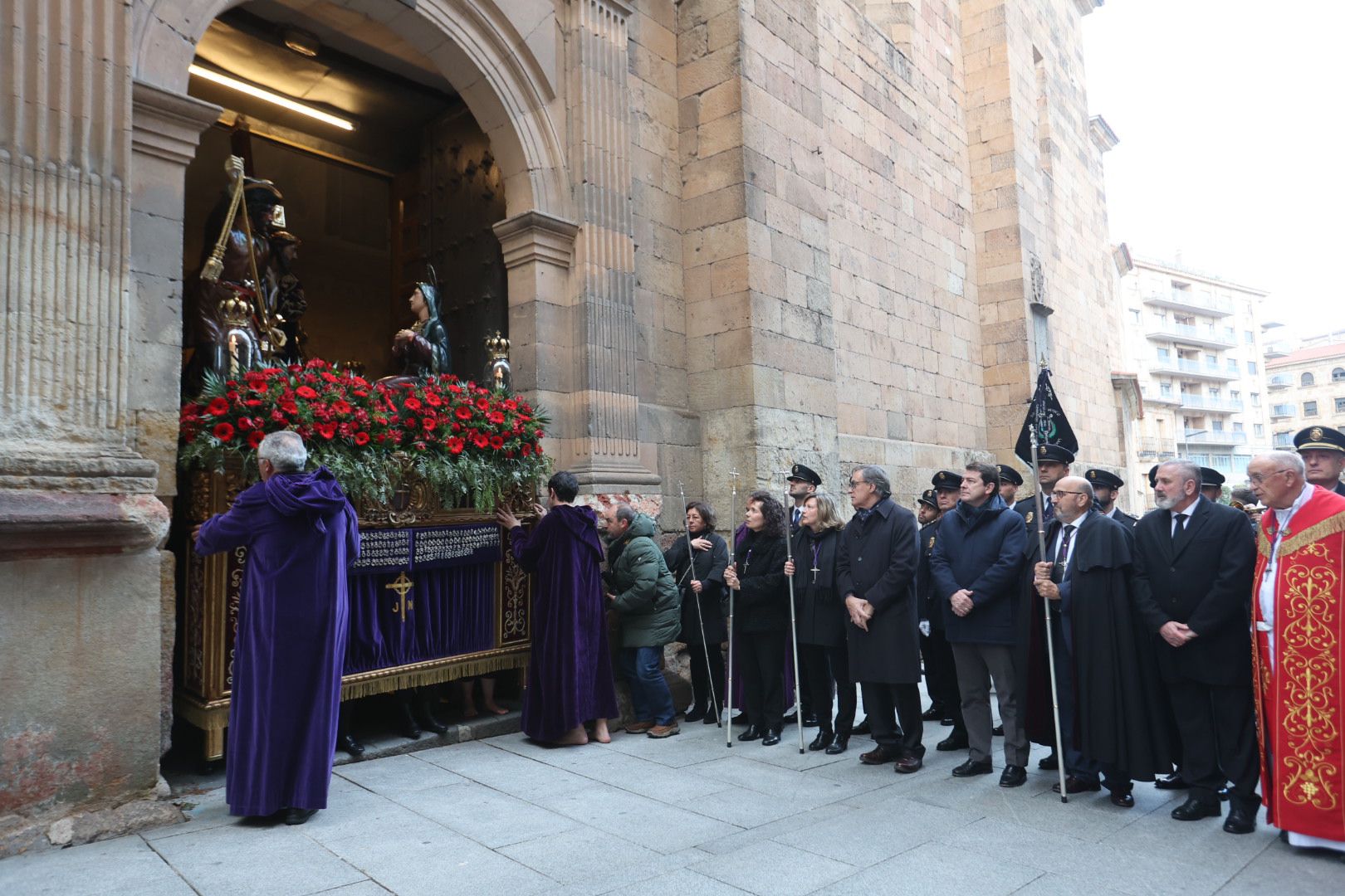 La lluvia impide a Jesús Nazareno procesionar más de 30 metros en Salamanca