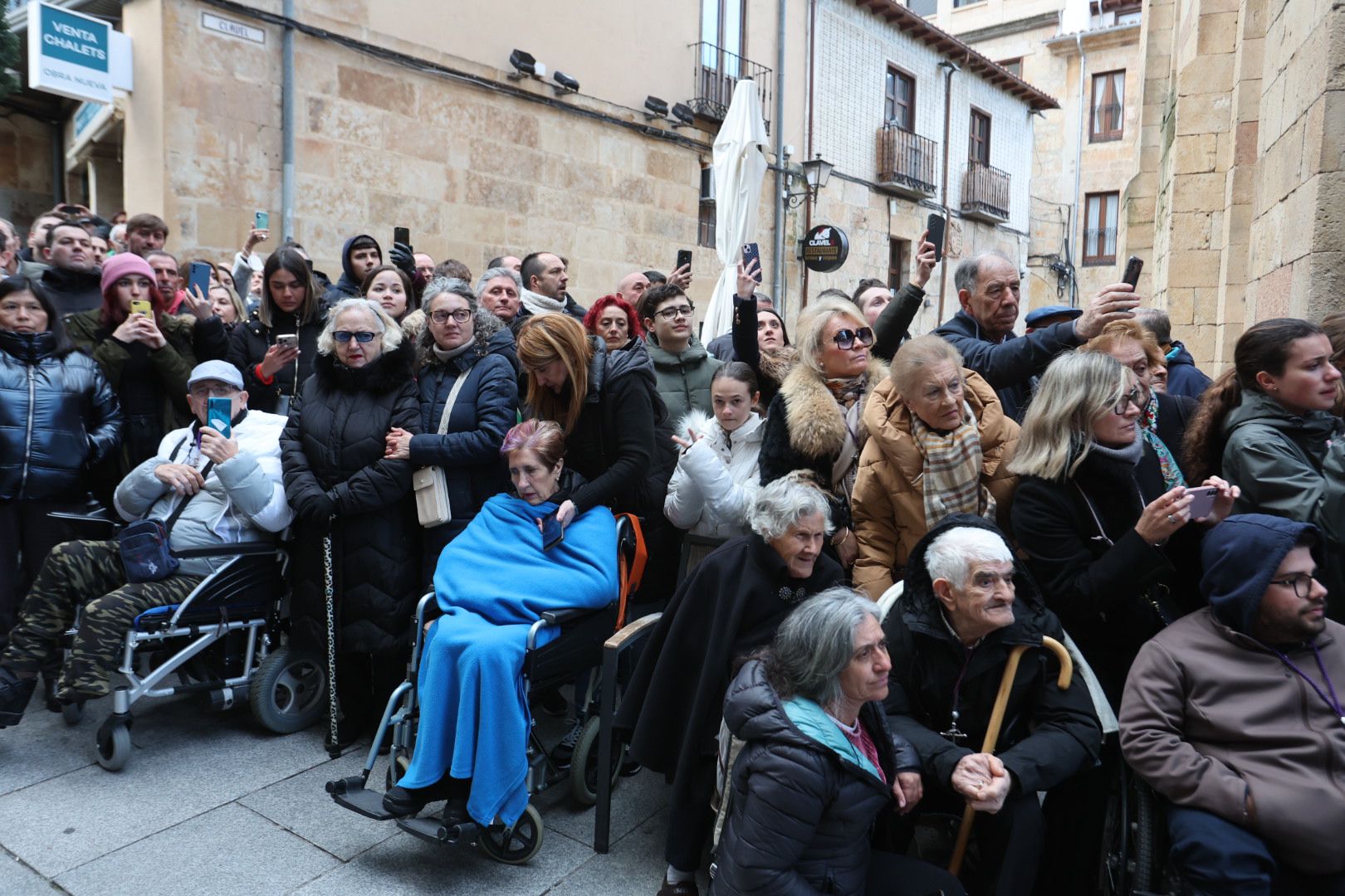 La lluvia impide a Jesús Nazareno procesionar más de 30 metros en Salamanca