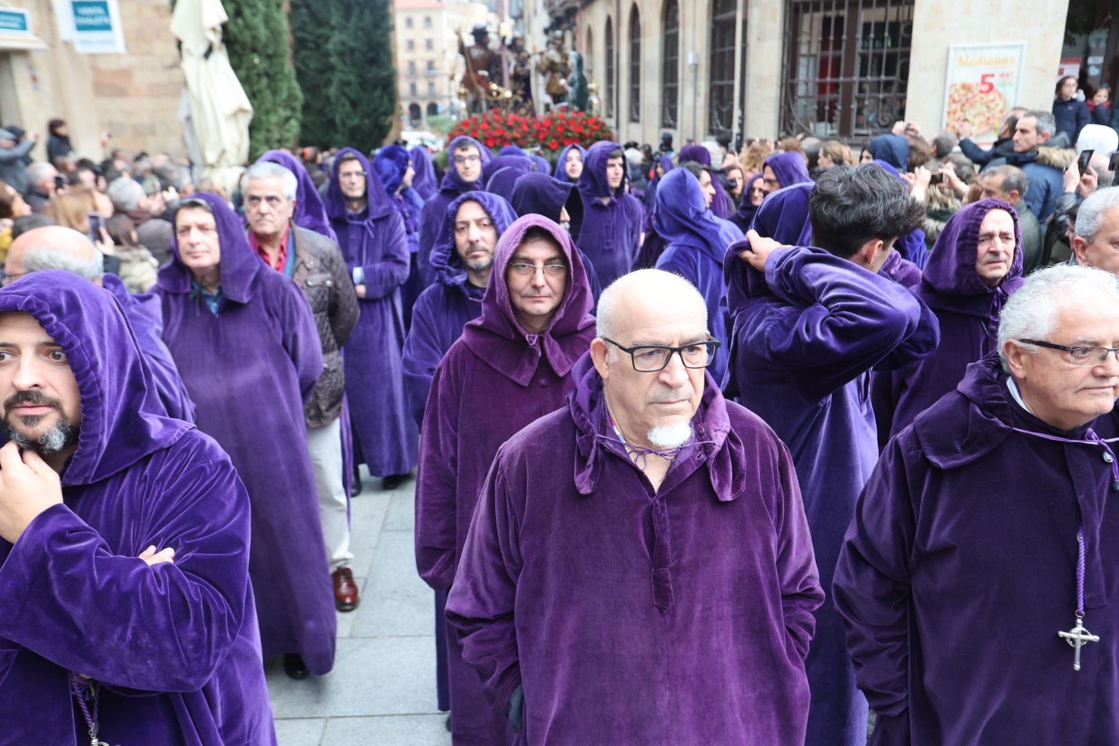 La lluvia impide a Jesús Nazareno procesionar más de 30 metros en Salamanca