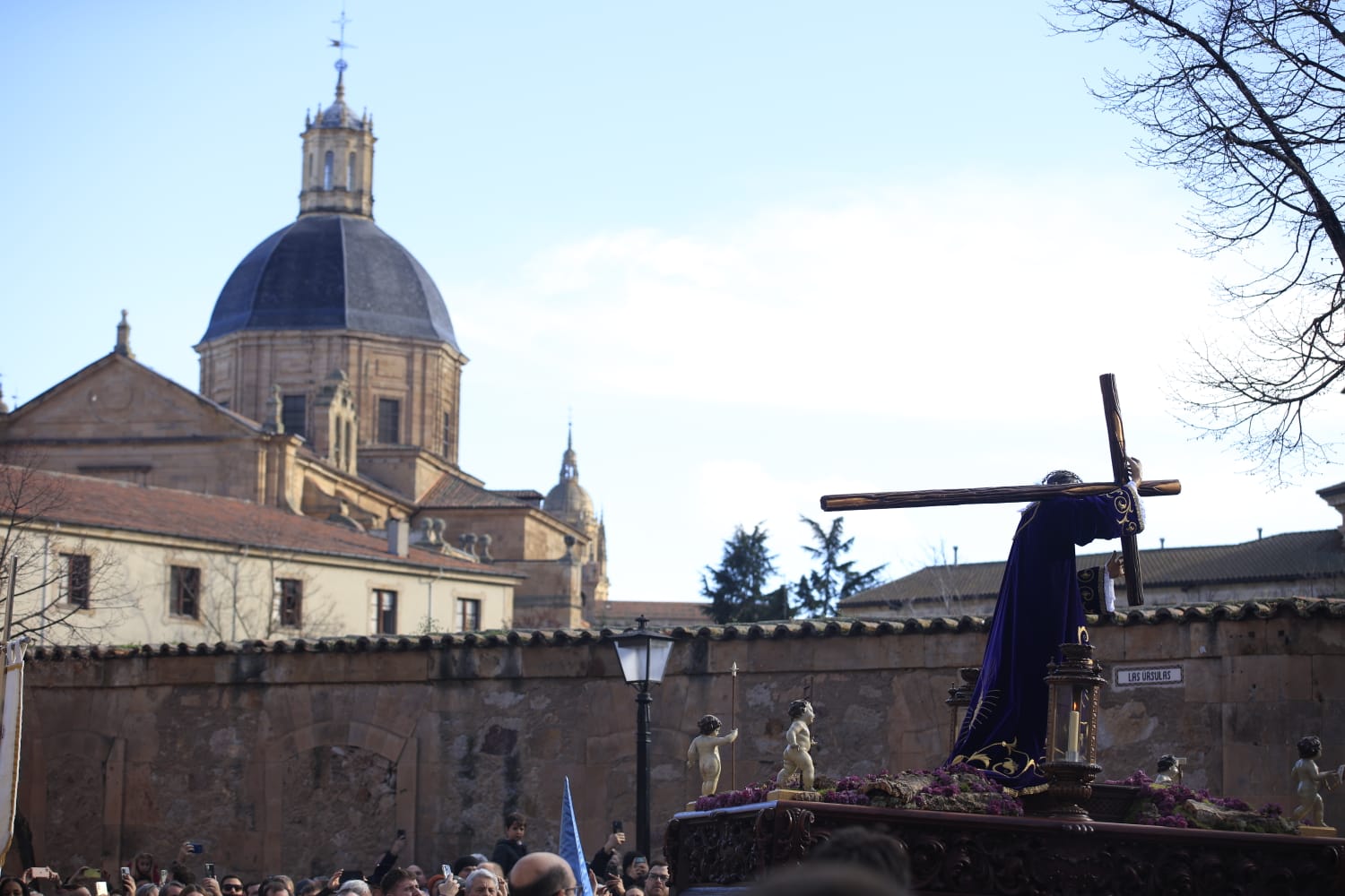 El cielo permite a la Vera Cruz salir en Salamanca