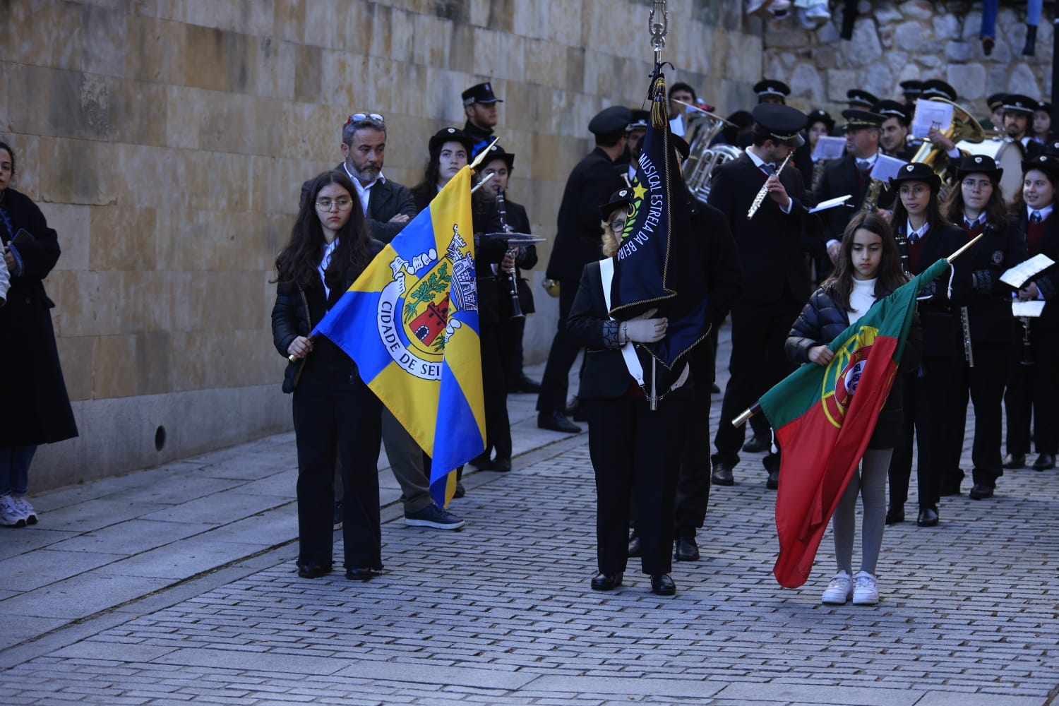 El cielo permite a la Vera Cruz salir en Salamanca