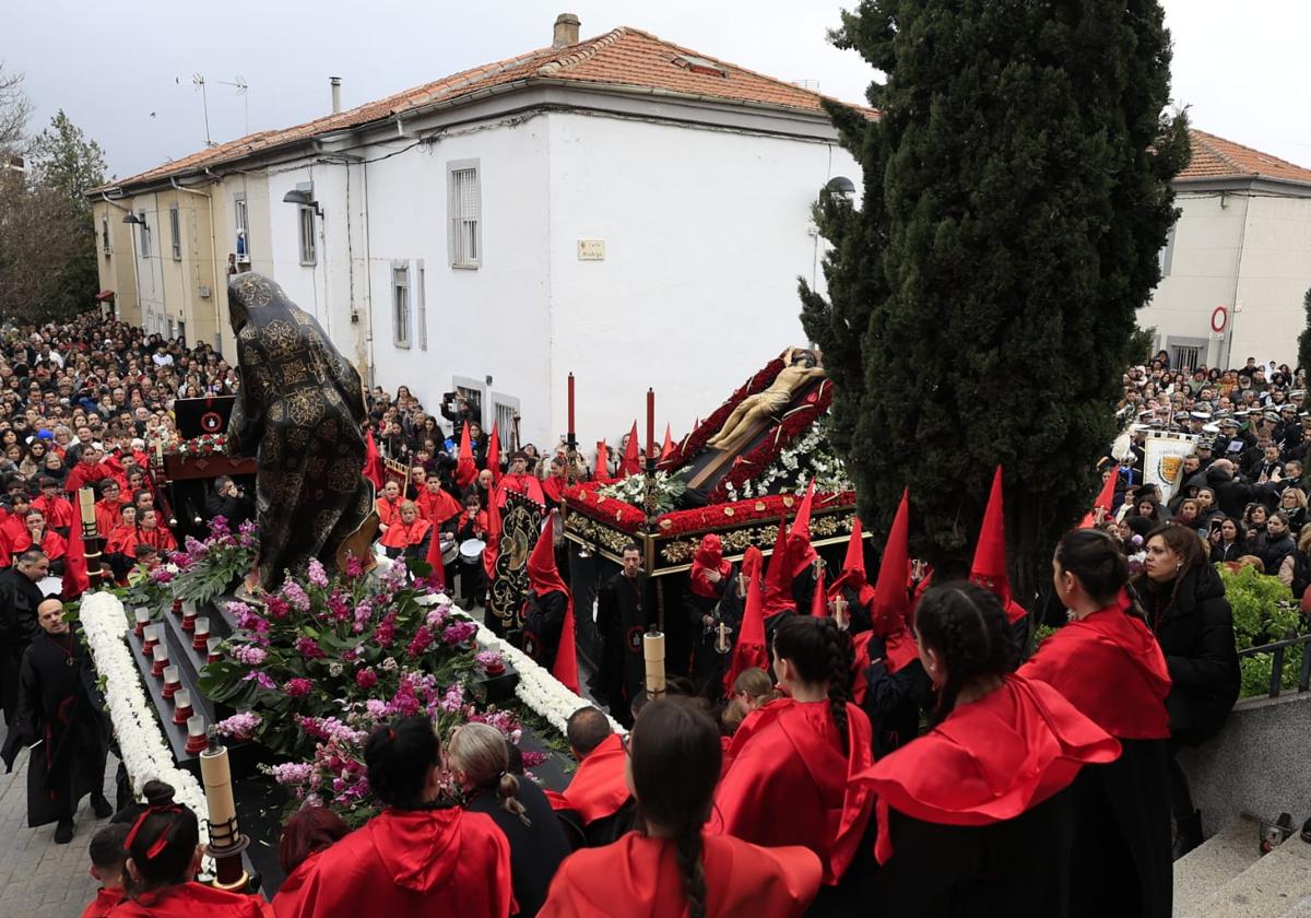 El Cristo de la Vela y Nuestra Señora del Silencio salen a los pies de la iglesia de Jesús Obrero en Pizarrales.