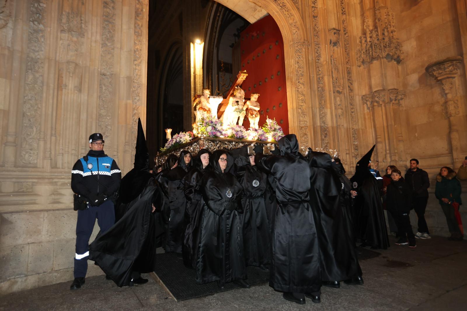 La Soledad acorta su recorrido por la lluvia pero procesiona ante sus fieles