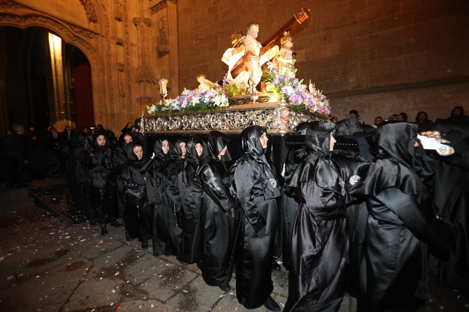 La Soledad acorta su recorrido por la lluvia pero procesiona ante sus fieles