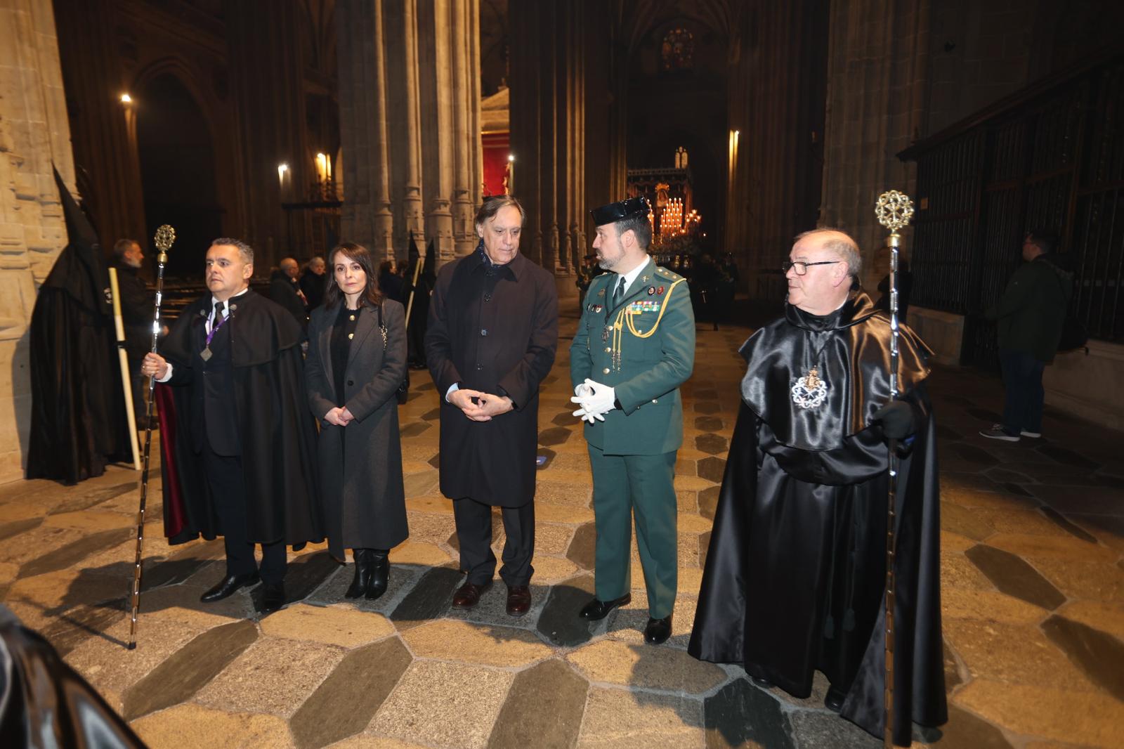 La Soledad acorta su recorrido por la lluvia pero procesiona ante sus fieles