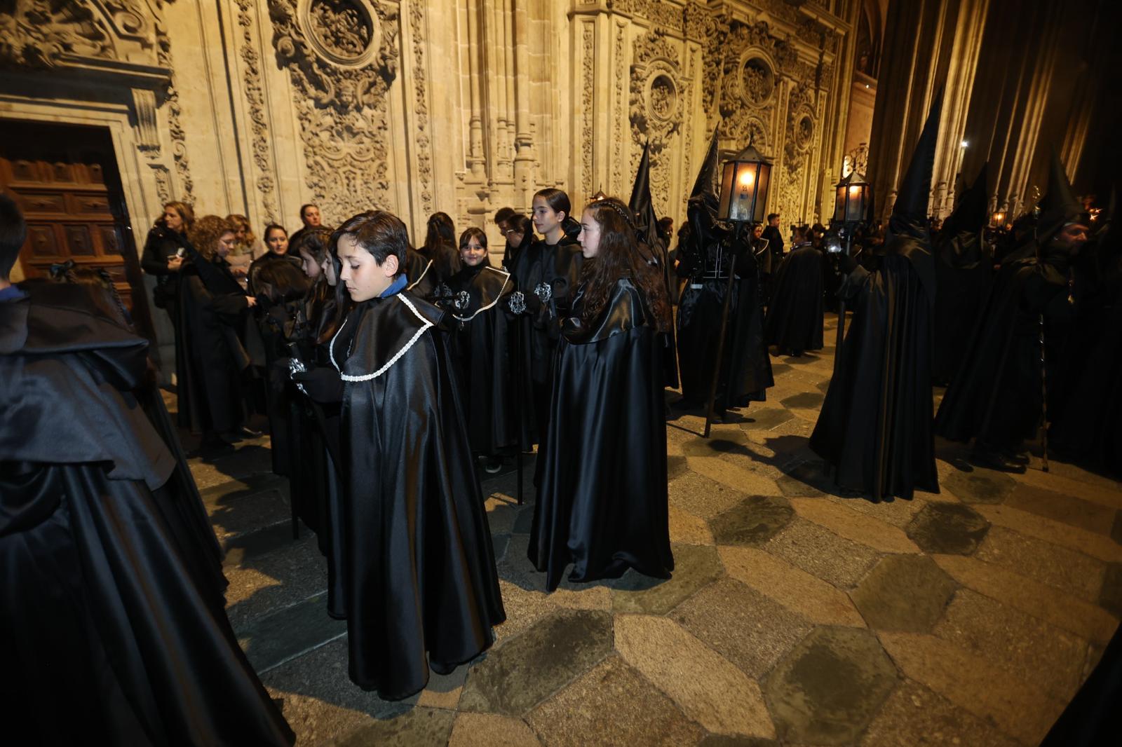 La Soledad acorta su recorrido por la lluvia pero procesiona ante sus fieles