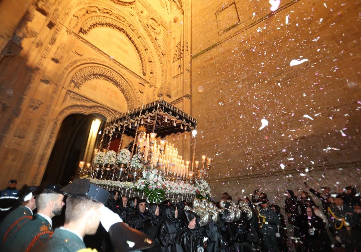 La Soledad acorta su recorrido por la lluvia pero procesiona ante sus fieles