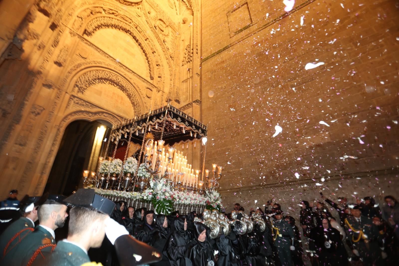 La Soledad acorta su recorrido por la lluvia pero procesiona ante sus fieles