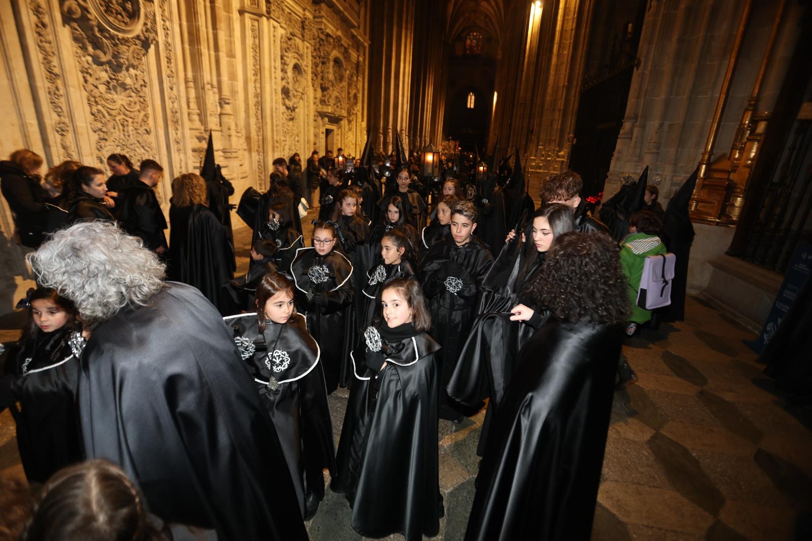 La Soledad acorta su recorrido por la lluvia pero procesiona ante sus fieles