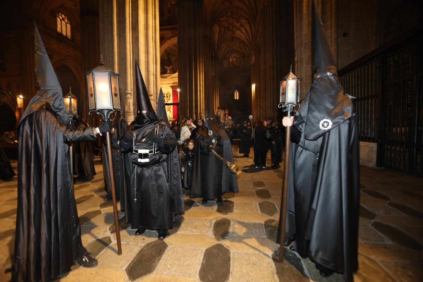 La Soledad acorta su recorrido por la lluvia pero procesiona ante sus fieles