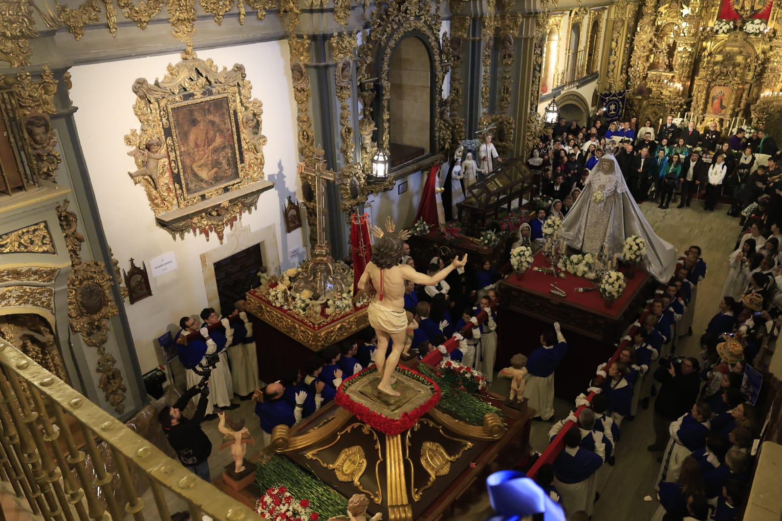 Encuentro privado entre Jesús Resucitado y la Virgen de la Alegría por la lluvia