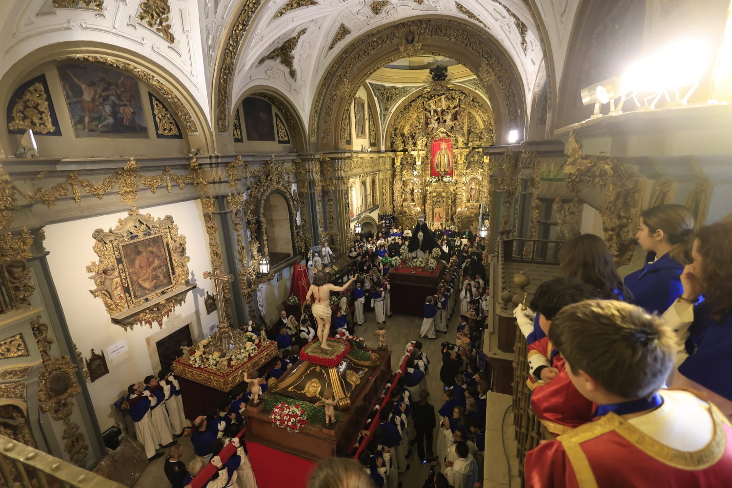 Encuentro privado entre Jesús Resucitado y la Virgen de la Alegría por la lluvia