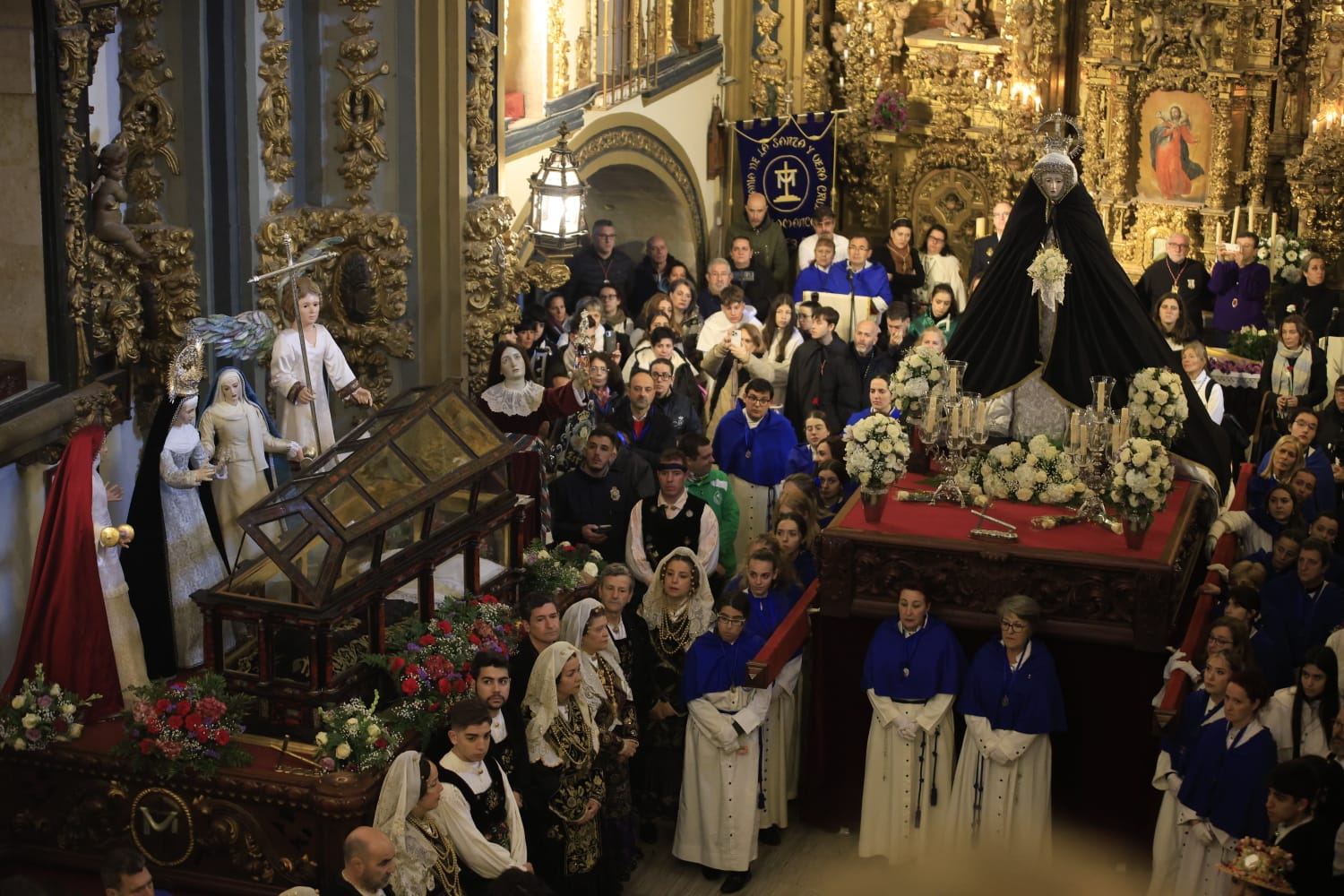 Encuentro privado entre Jesús Resucitado y la Virgen de la Alegría por la lluvia