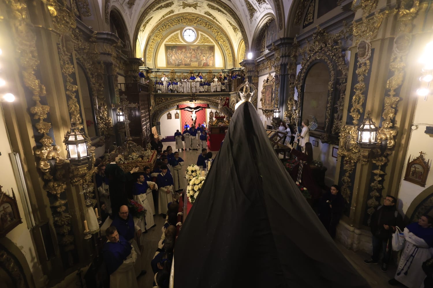 Encuentro privado entre Jesús Resucitado y la Virgen de la Alegría por la lluvia