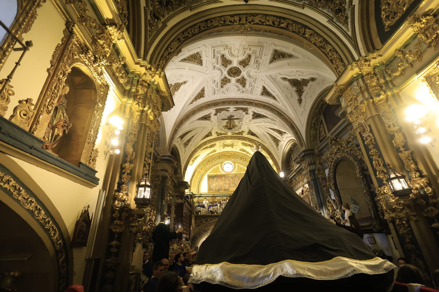 Encuentro privado entre Jesús Resucitado y la Virgen de la Alegría por la lluvia