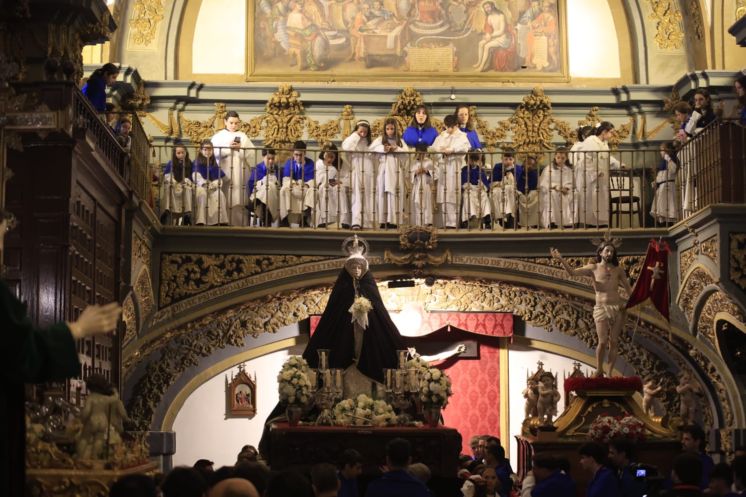 Encuentro privado entre Jesús Resucitado y la Virgen de la Alegría por la lluvia