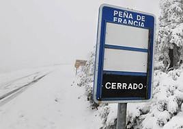 Una nevada en la carretera SA-203 de la Peña de Francia.