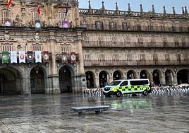 Furgón de la Policía Local de Salamanca esta mañana en la Plaza Mayor de Salamanca.