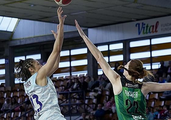 Prince lanza ante una rival.