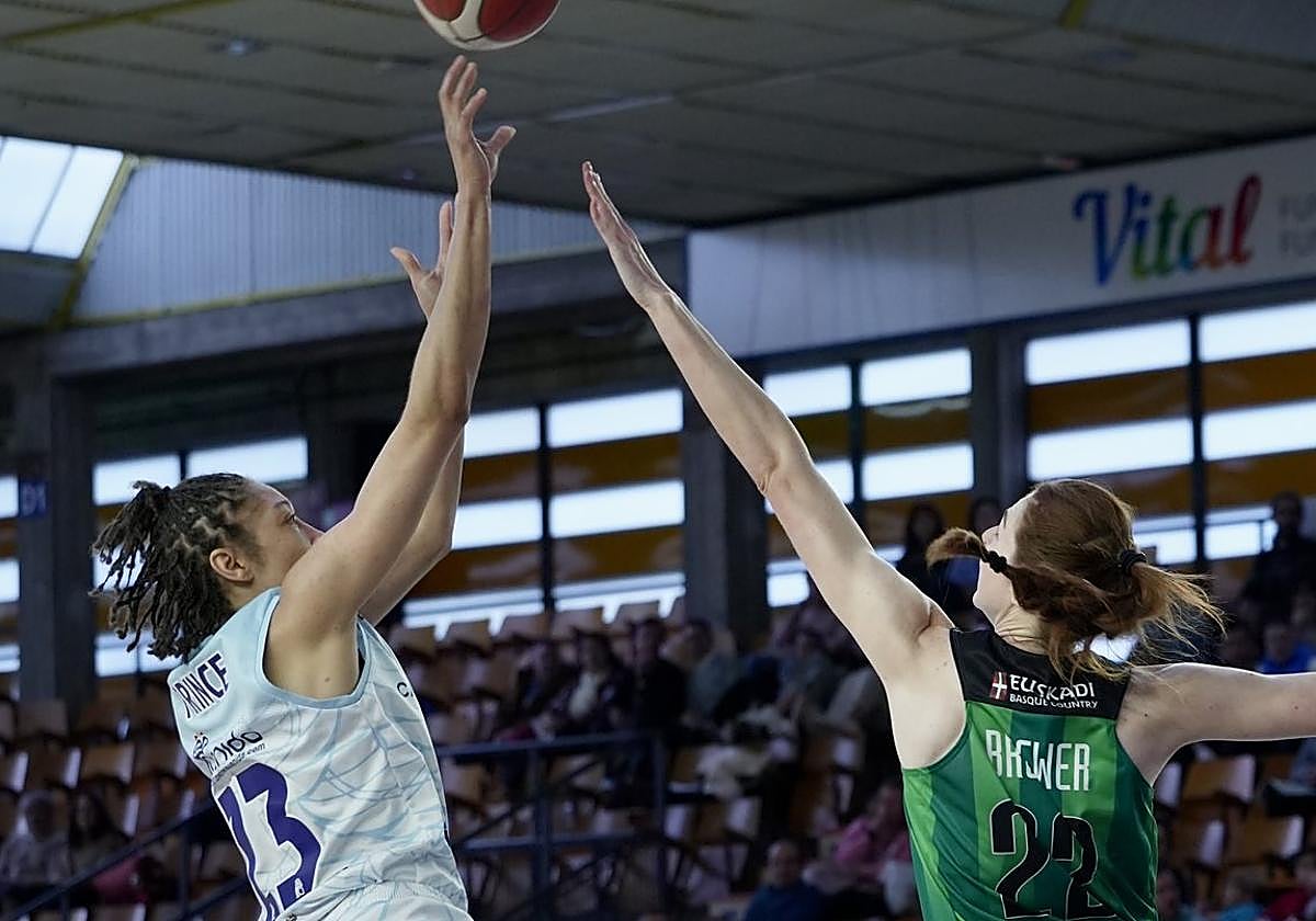 Prince lanza ante una rival.